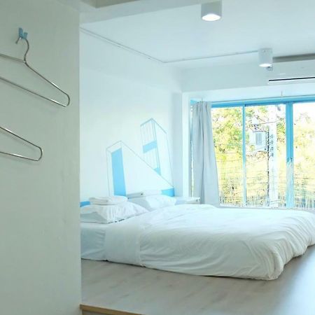 A Dude Mini Hostel (Adults Only) Чиангмай Екстериор снимка