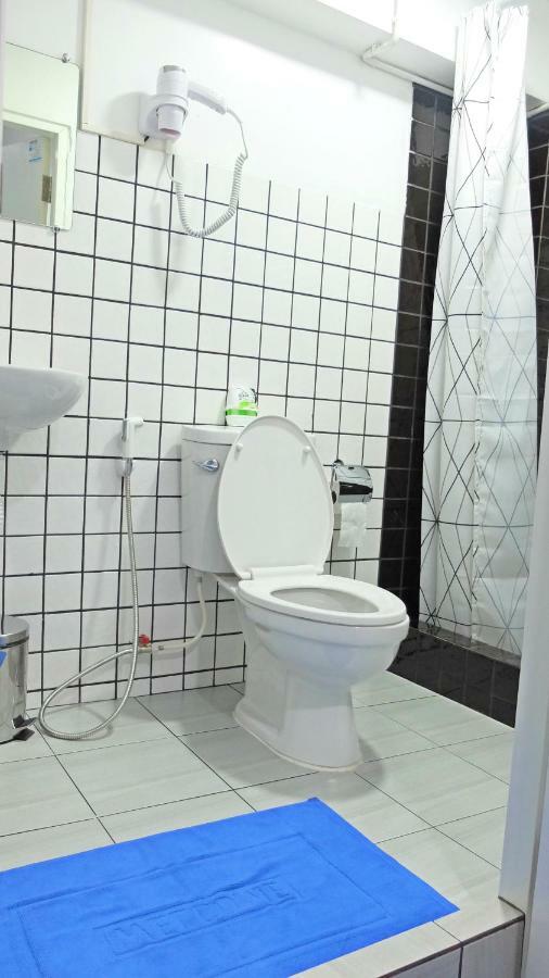 A Dude Mini Hostel (Adults Only) Чиангмай Екстериор снимка