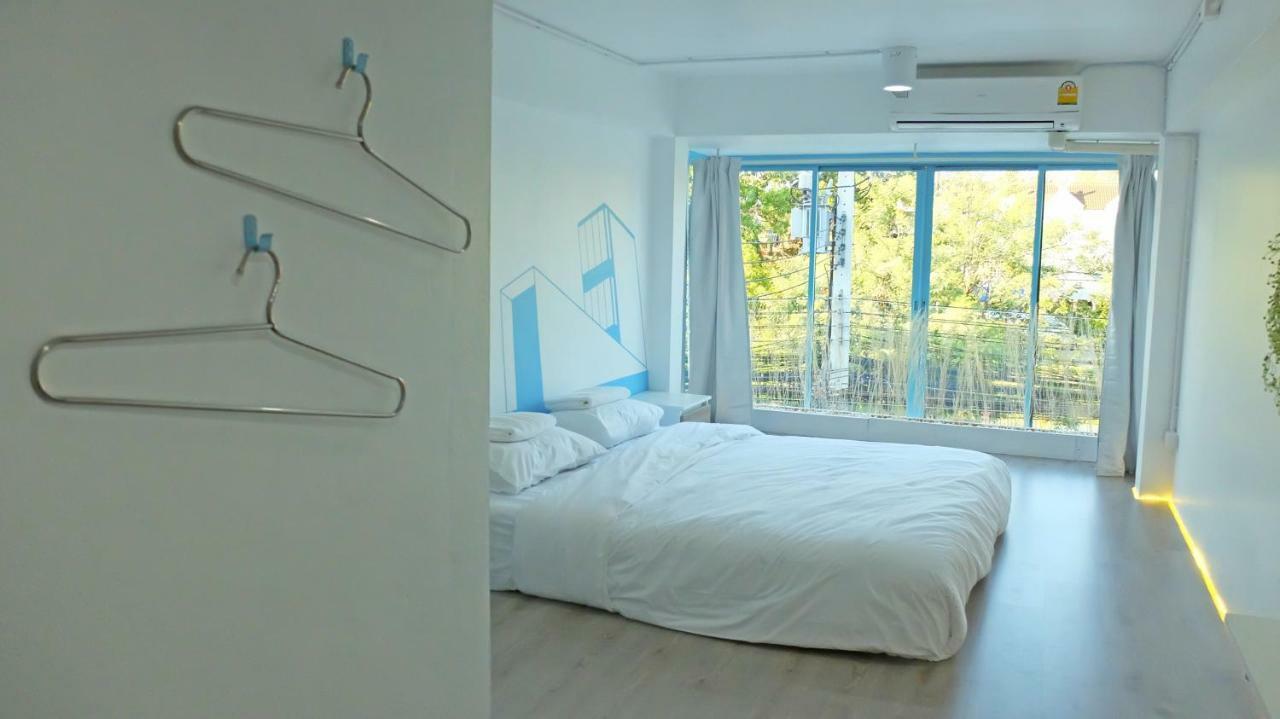 A Dude Mini Hostel (Adults Only) Чиангмай Екстериор снимка