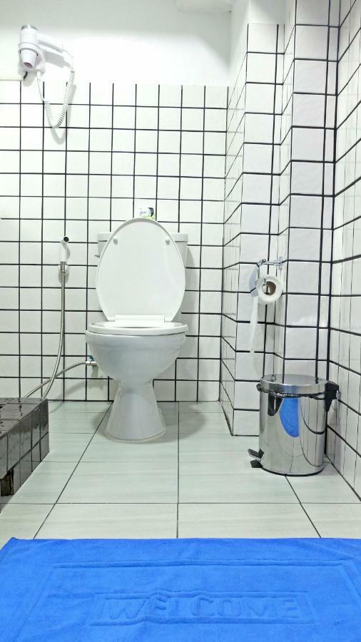 A Dude Mini Hostel (Adults Only) Чиангмай Екстериор снимка