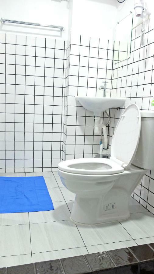 A Dude Mini Hostel (Adults Only) Чиангмай Екстериор снимка