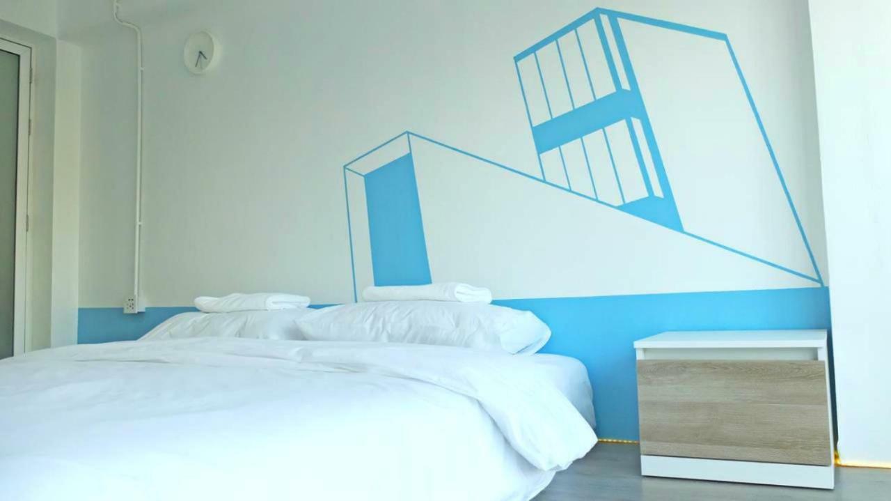 A Dude Mini Hostel (Adults Only) Чиангмай Екстериор снимка