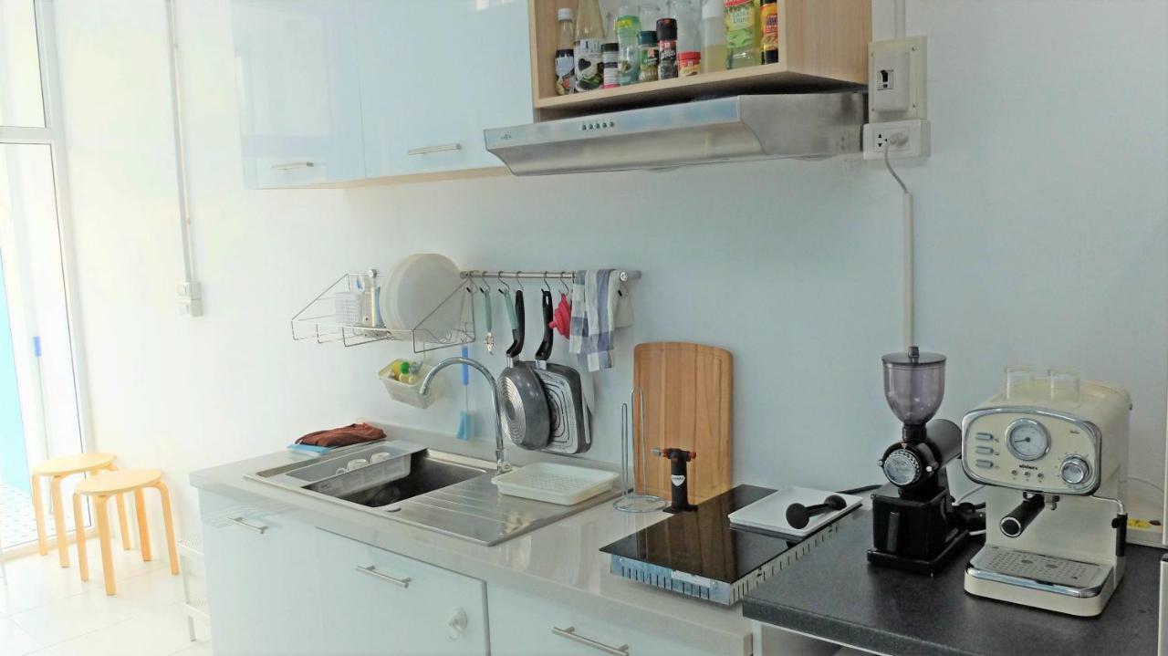 A Dude Mini Hostel (Adults Only) Чиангмай Екстериор снимка