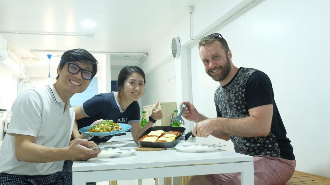 A Dude Mini Hostel (Adults Only) Чиангмай Екстериор снимка